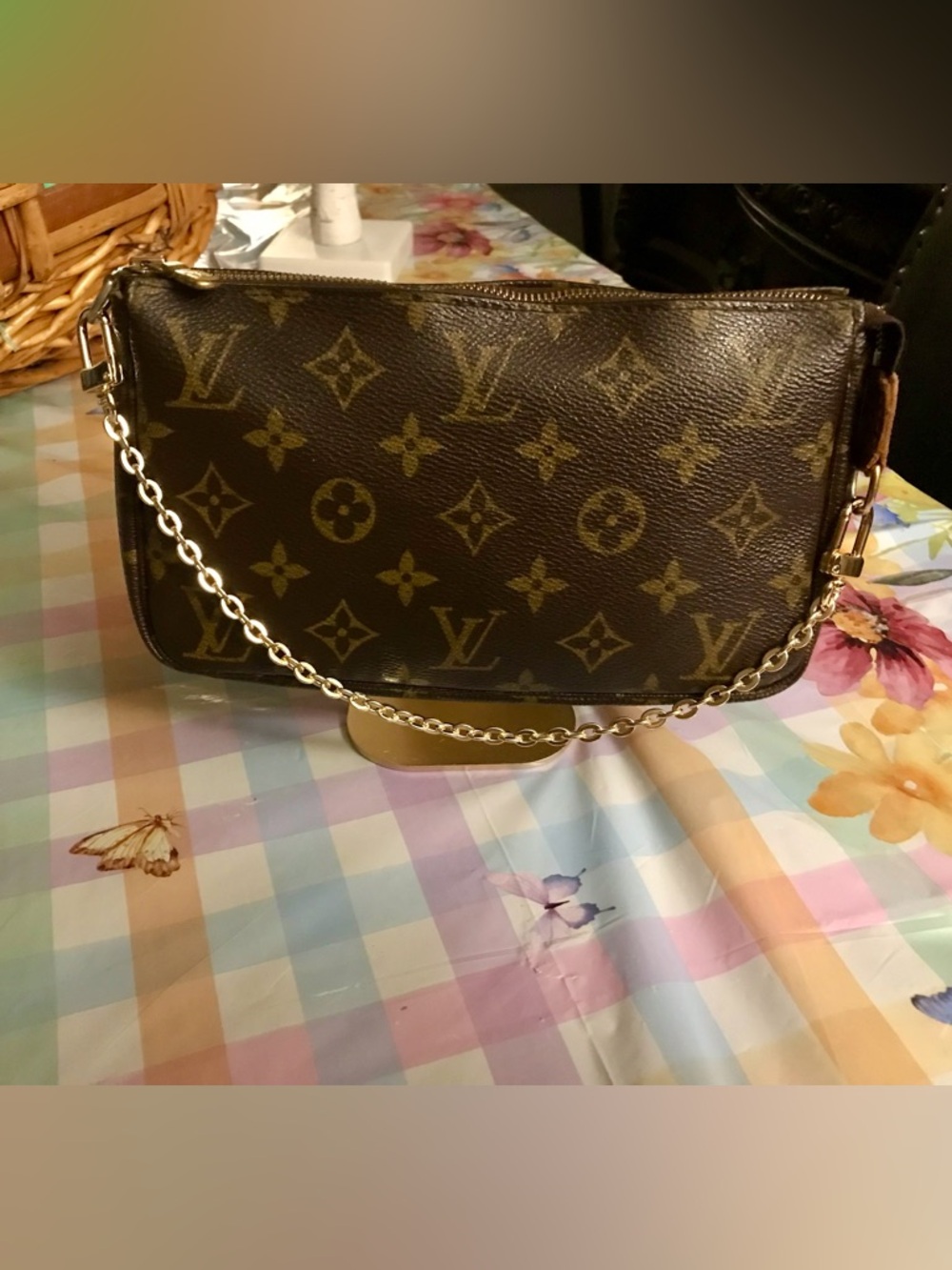 🤗 SOLD 👏🏻👏🏻👏🏻 Louis Vuitton Monogram Wristlet
